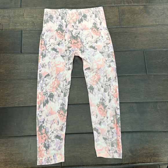 ❤️3/$30 Breezies Tummy Smoothing Seamless 3/4 Cropped Leggings - Picture 4 of 9